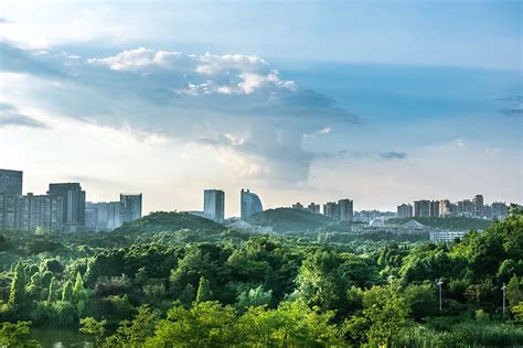 貴陽附近公園有哪些可以成為一個有趣的議題，同時也引發對城市綠化、生態環境保護以及人們生活品質提升之思考。